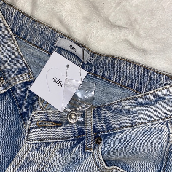 Brand new v cut jeans w tags - Picture 2 of 3